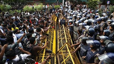 শিক্ষা ভবনের সামনে পুলিশি ব্যারিকেডের মুখে শিক্ষার্থীরা